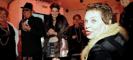 Ved inngangsdøren satt kveldens 60 års jubilant, donna Mette Moe Folkedal og delte ut hvitvaskede dollars og andre gaver til gjestene.