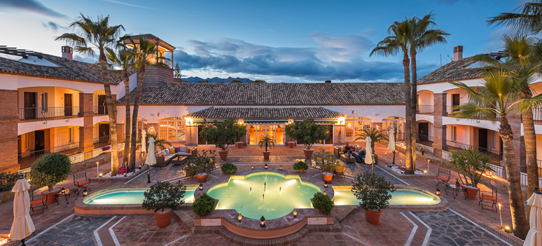 patio-naranjo-noche