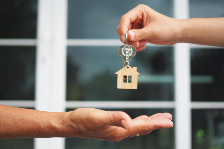 Home,Buyers,Are,Taking,Home,Keys,From,Sellers.,Sell,Your