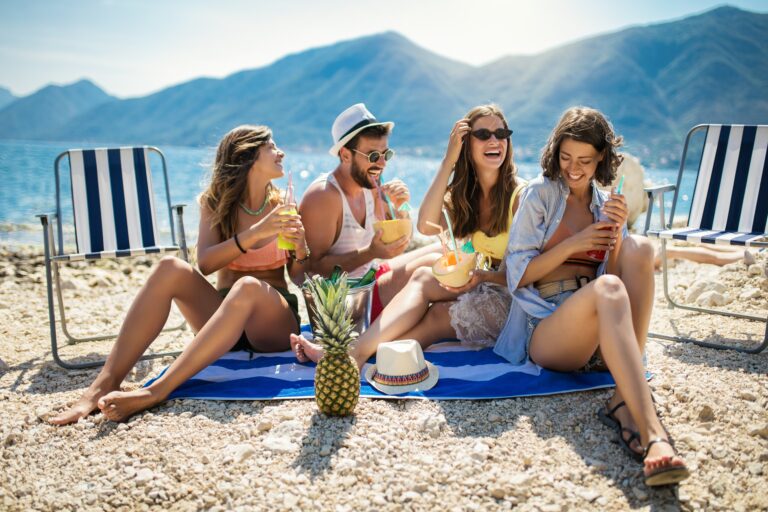 Happy,Friends,Having,Fun,With,Tropical,Cocktails,On,Beach,Party.