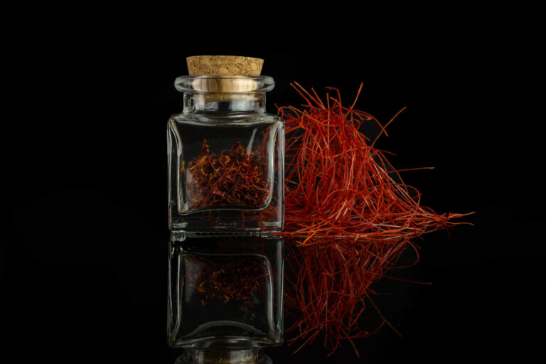 Lot,Of,Whole,Dry,Shaffron,Thread,With,Needles,Heap,In