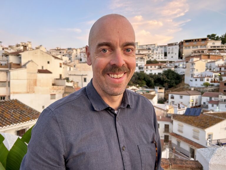 Norsk filmfotograf i hvit landsby - PETTER HOLMERN HALVORSEN