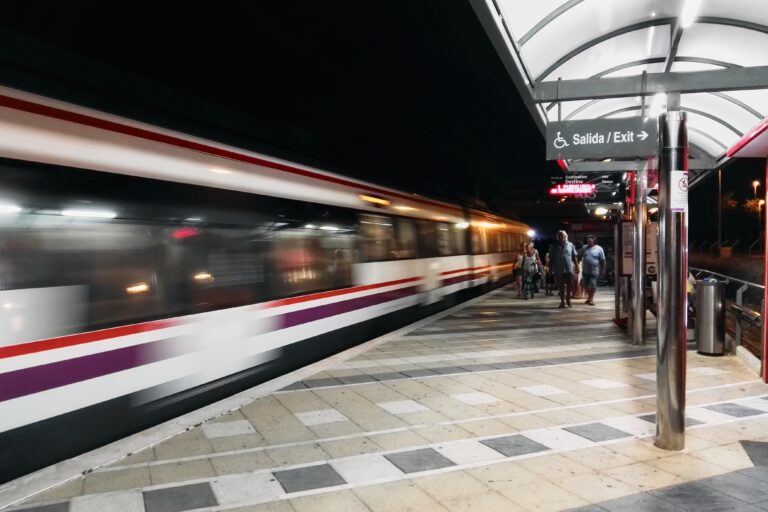 Raseri mot planlagt togstans