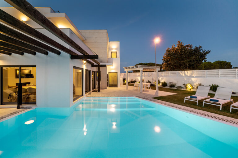 Modern,House,With,Garden,Swimming,Pool,And,Wooden,Pergula