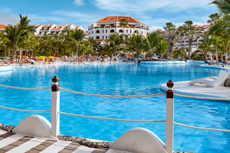 Over 60 forgiftet i hotellbasseng