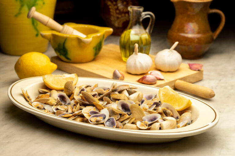 Plate,Of,Steamed,Clams,Or,Coquinas,With,Garlic,,Lemon,And