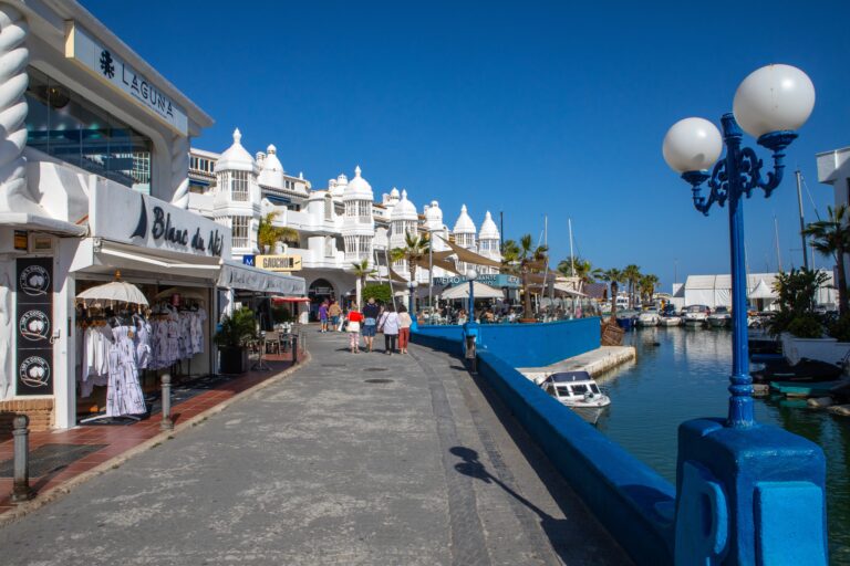 Flere gågater i Puerto Marina